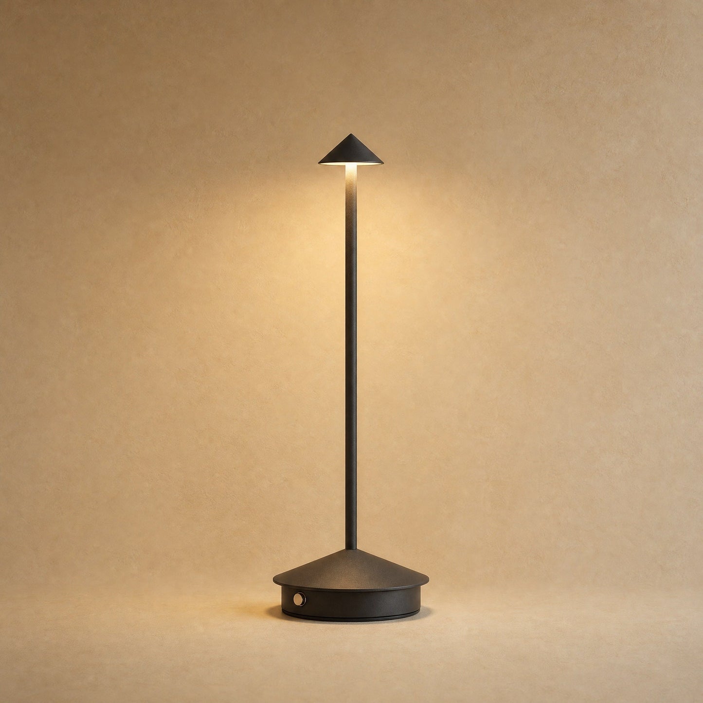 Lampe de table sans fil Yuzano en aluminium noir mat, allumee | Delvanie