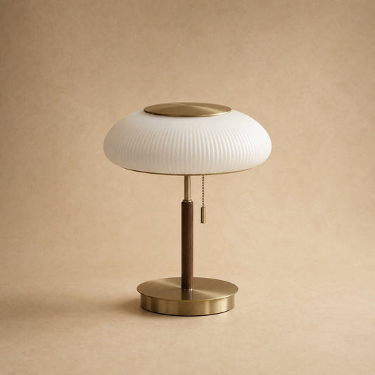 Lampe vintage Milari en verre opalin nervuré, socle et disque en métal doré | Delvanie