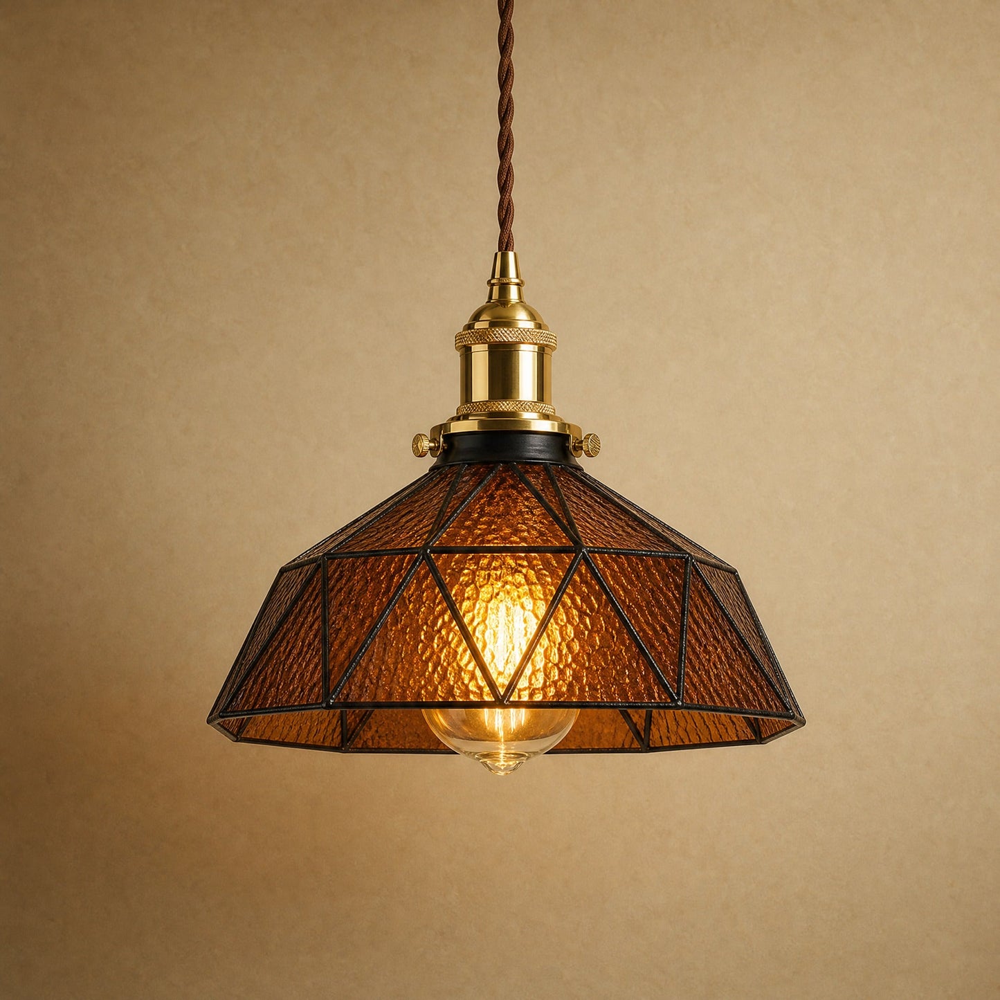 Lampe vitrail Mosaira, coupole facettée en verre cathédrale brun thé sertie de plomb noir | Delvanie