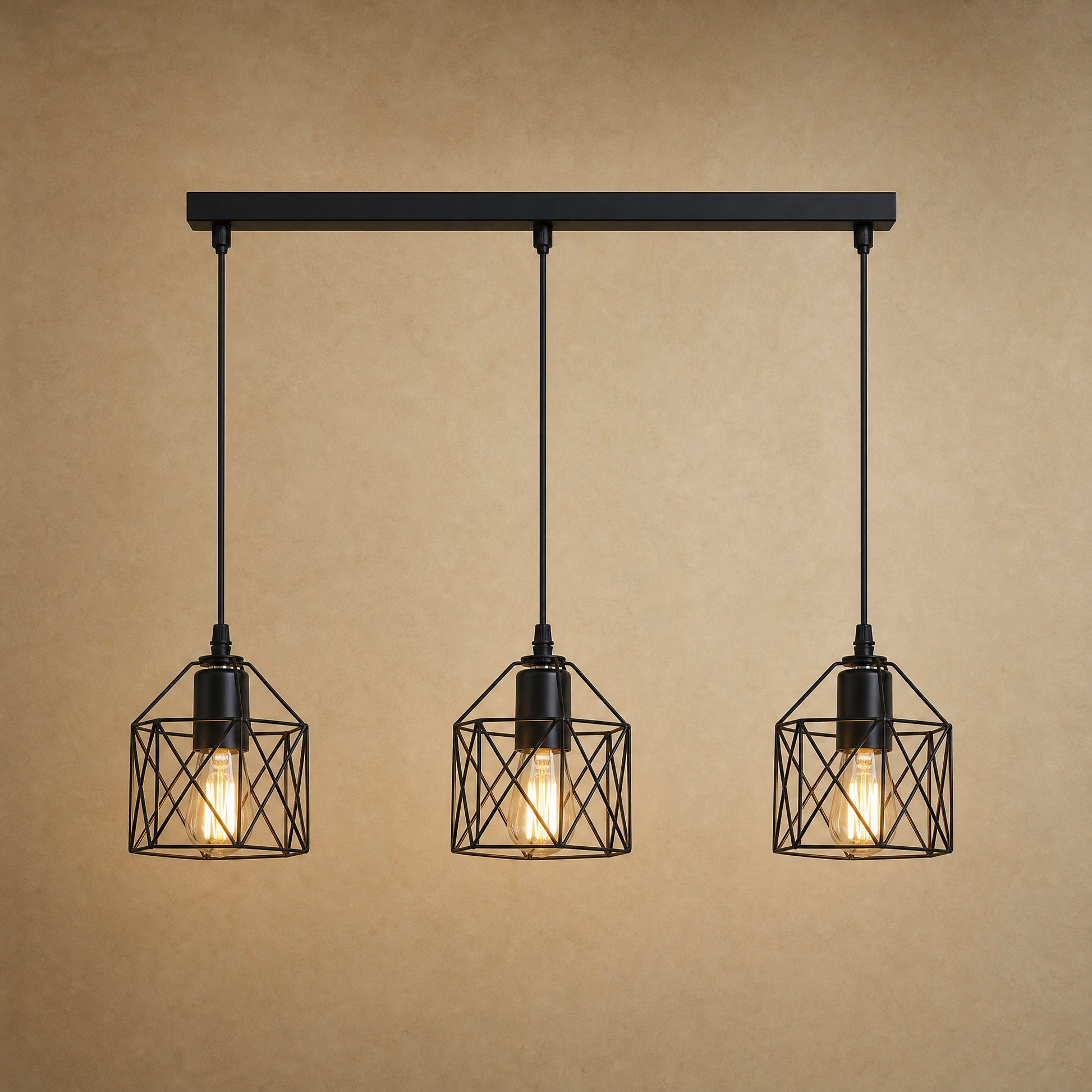 Lustre cuisine Feroya, trio de cages noires en fer, fond minéral beige | Delvanie
