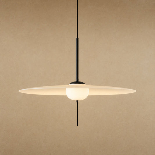 Grande suspension Marlova, aile d'acrylique blanc translucide traversée d'un globe opale, vue de face | Delvanie