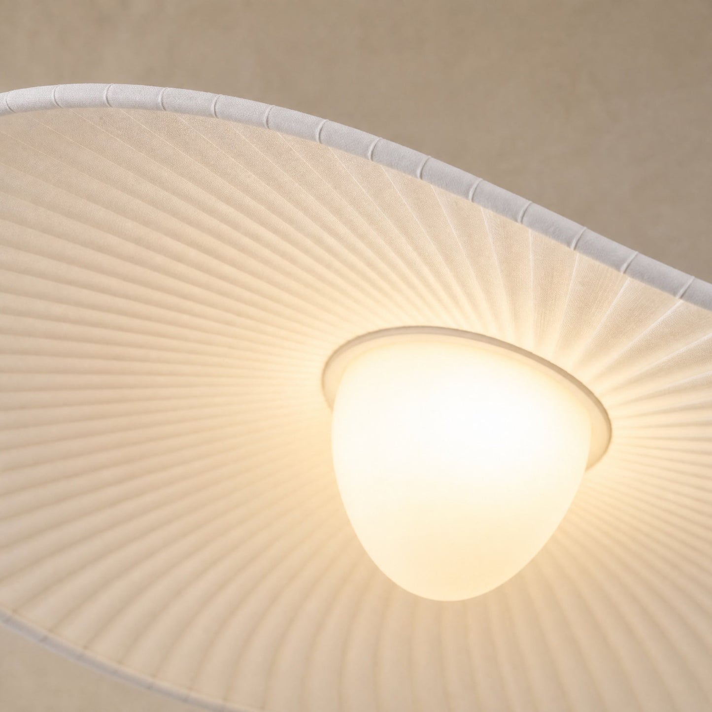 Détail du voile de tissu plissé Namiyo allumé, ourlet gainé et diffuseur ovoïde blanc | Delvanie