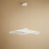 Suspension blanche Namiyo, voile de tissu plissé cintré en vague, montage suspendu | Delvanie