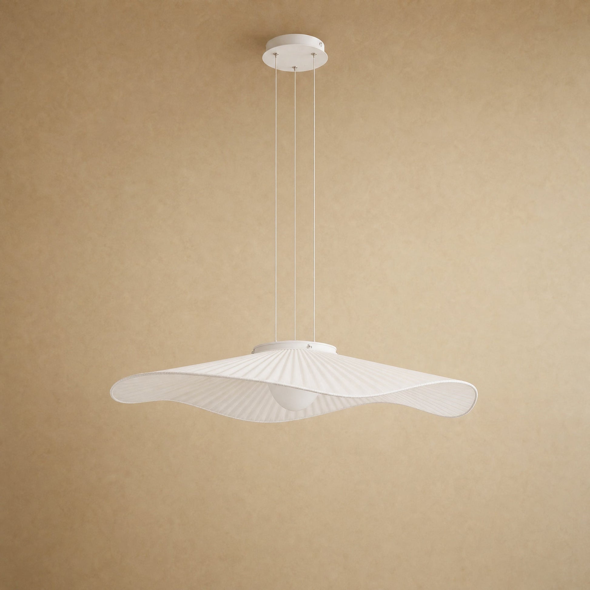 Suspension blanche Namiyo, voile de tissu plissé cintré en vague, montage suspendu | Delvanie