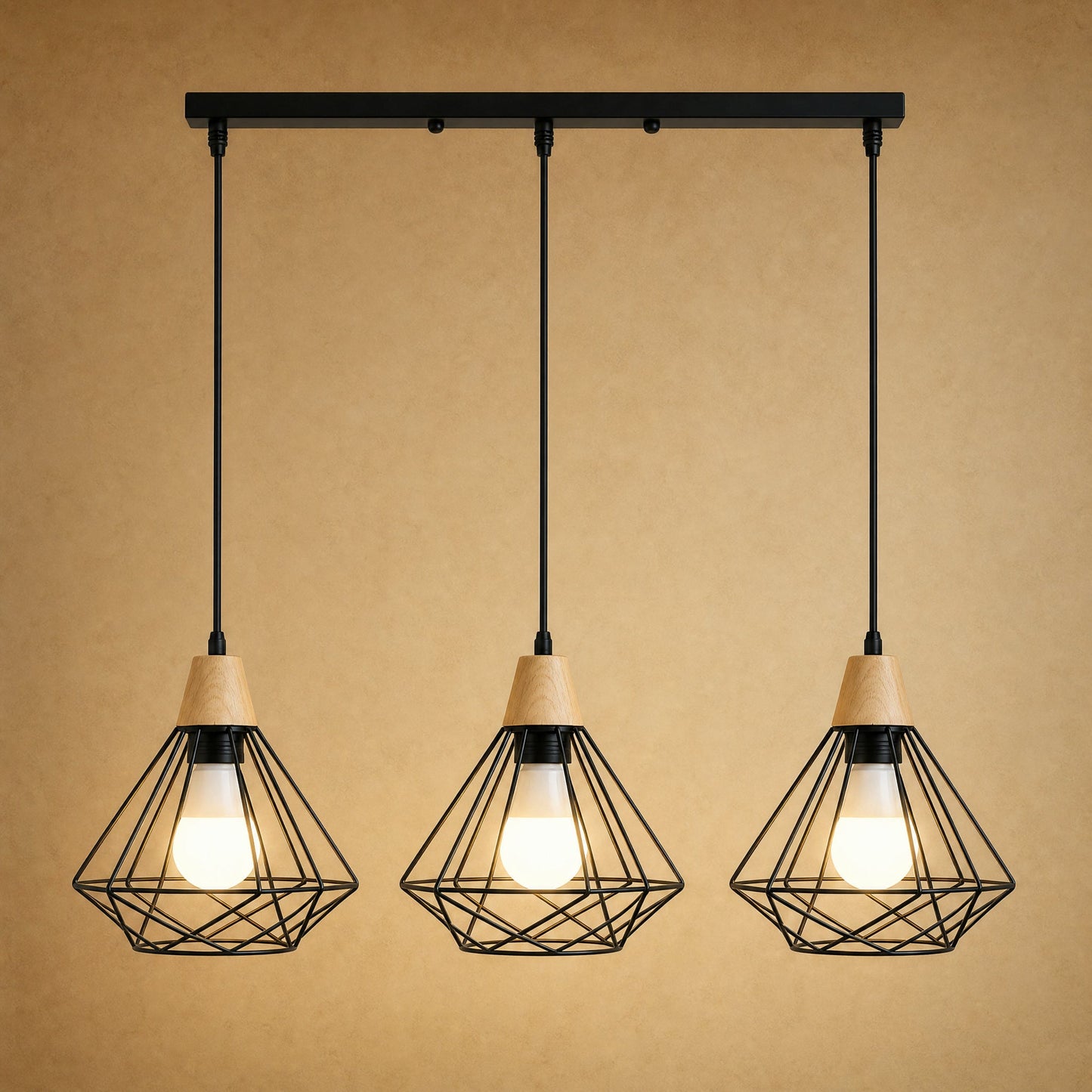 Suspension industrielle 3 têtes alignées, cage diamant en fer noir et bois clair | Delvanie