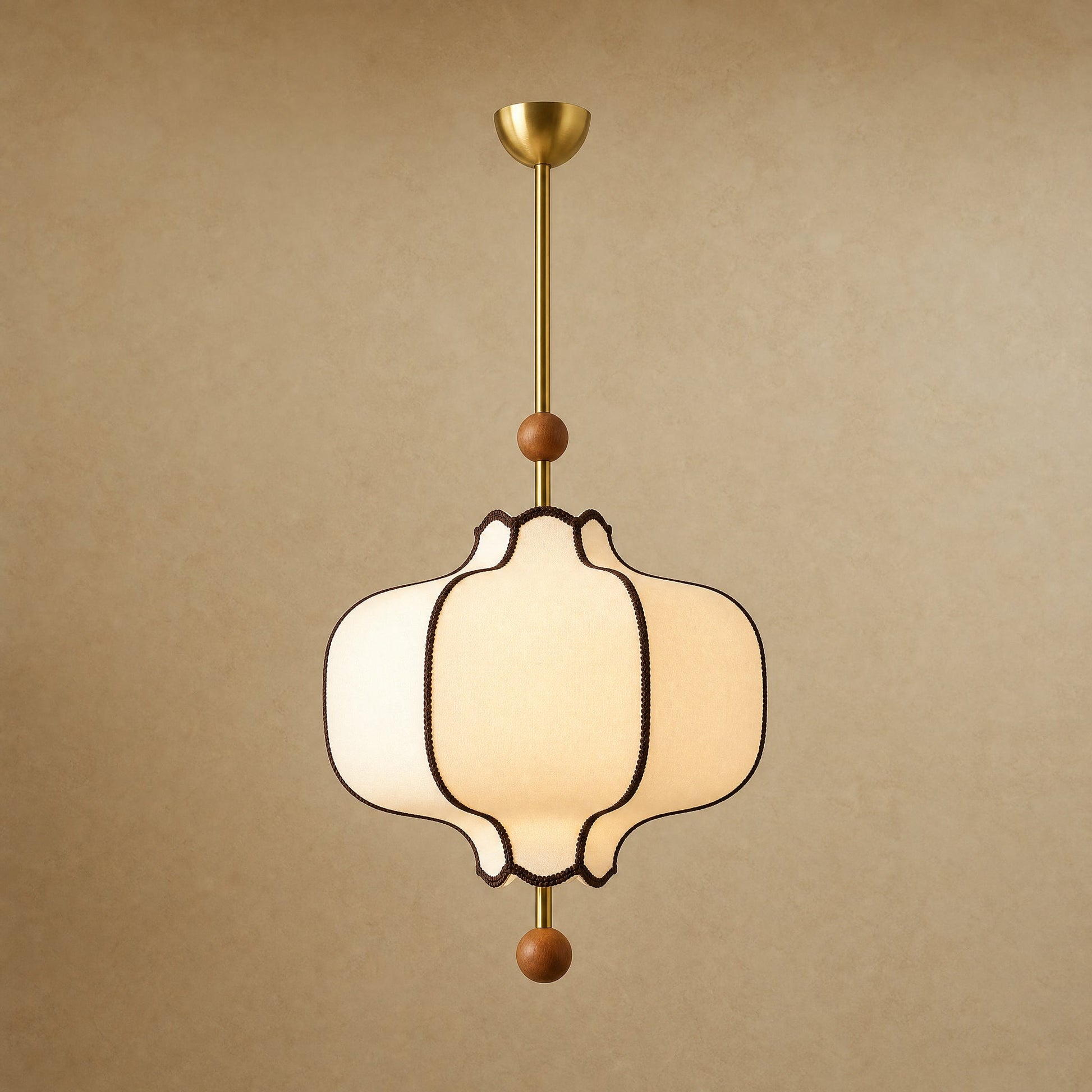 Suspension vintage Volnéa, abat-jour de tissu écru et sphères de bois patiné, packshot | Delvanie