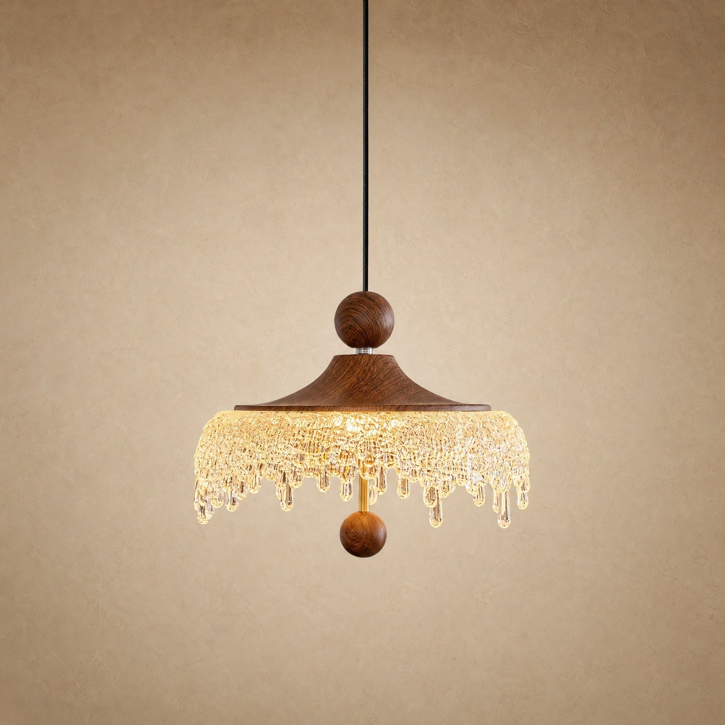 Petite suspension Aubine, chapeau de bois teinté noyer et frange d'acrylique givré, allumée | Delvanie