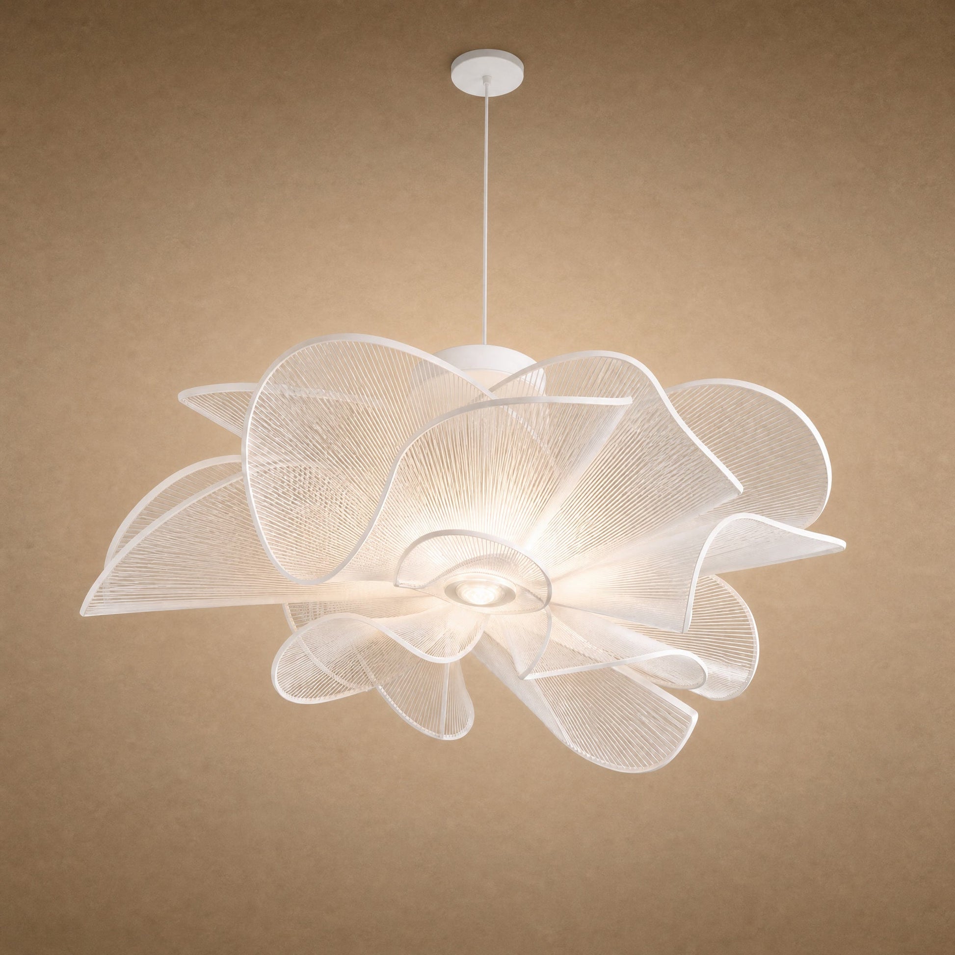 Suspension fleur blanche Blomyn sur câble ajustable, corolle ajourée Ø 72 cm | Delvanie