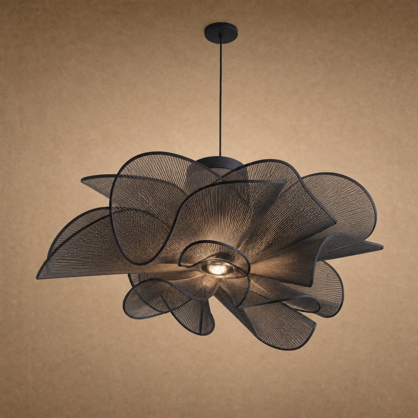 Suspension fleur noire Blomyn sur câble ajustable, pétales fumés translucides | Delvanie