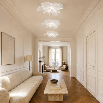 Trois plafonniers fleur blancs Blomyn alignés au plafond d'un salon en enfilade | Delvanie