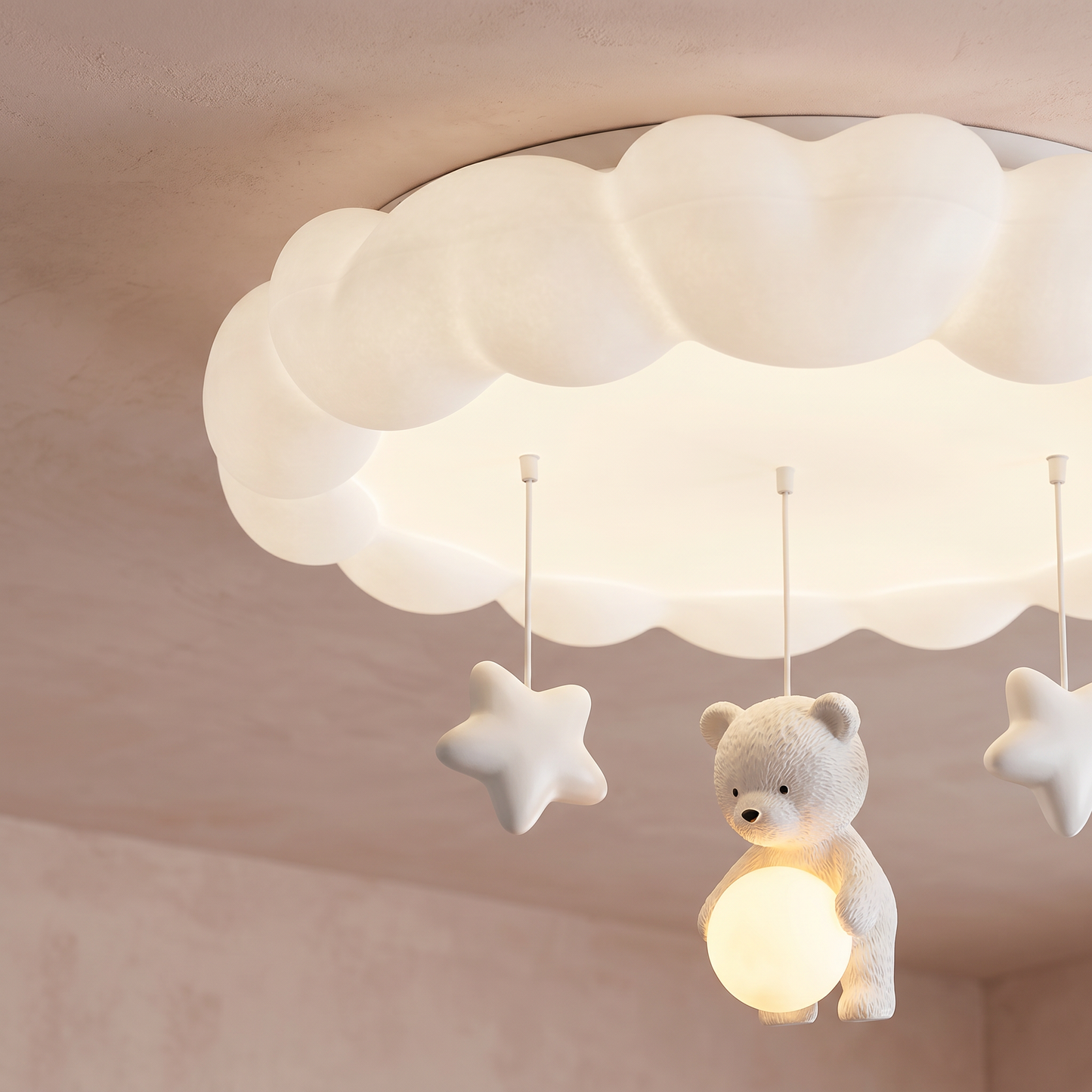 Plafonnier Célyna – détail étoiles pendantes et figurine ours sous le nuage lumineux