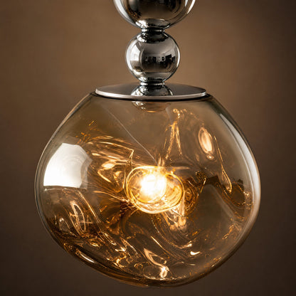 Détail du globe coulé translucide et des perles chromées de la suspension | Delvanie