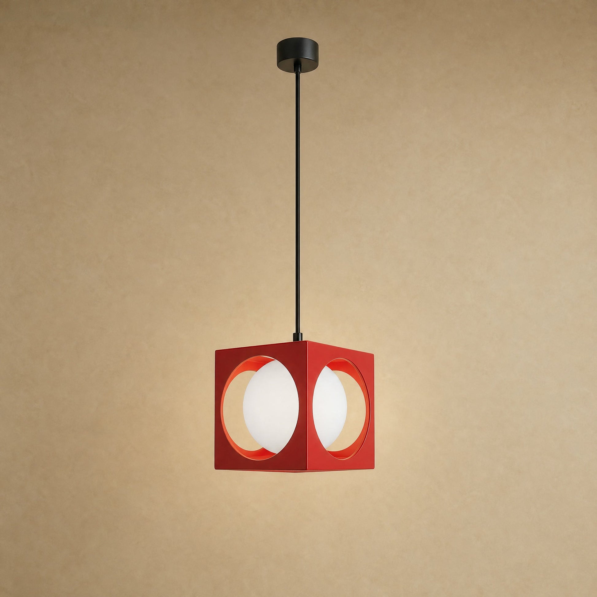 Suspension colorée Asobya, cube rouge en fer forgé et globe en verre opale | Delvanie