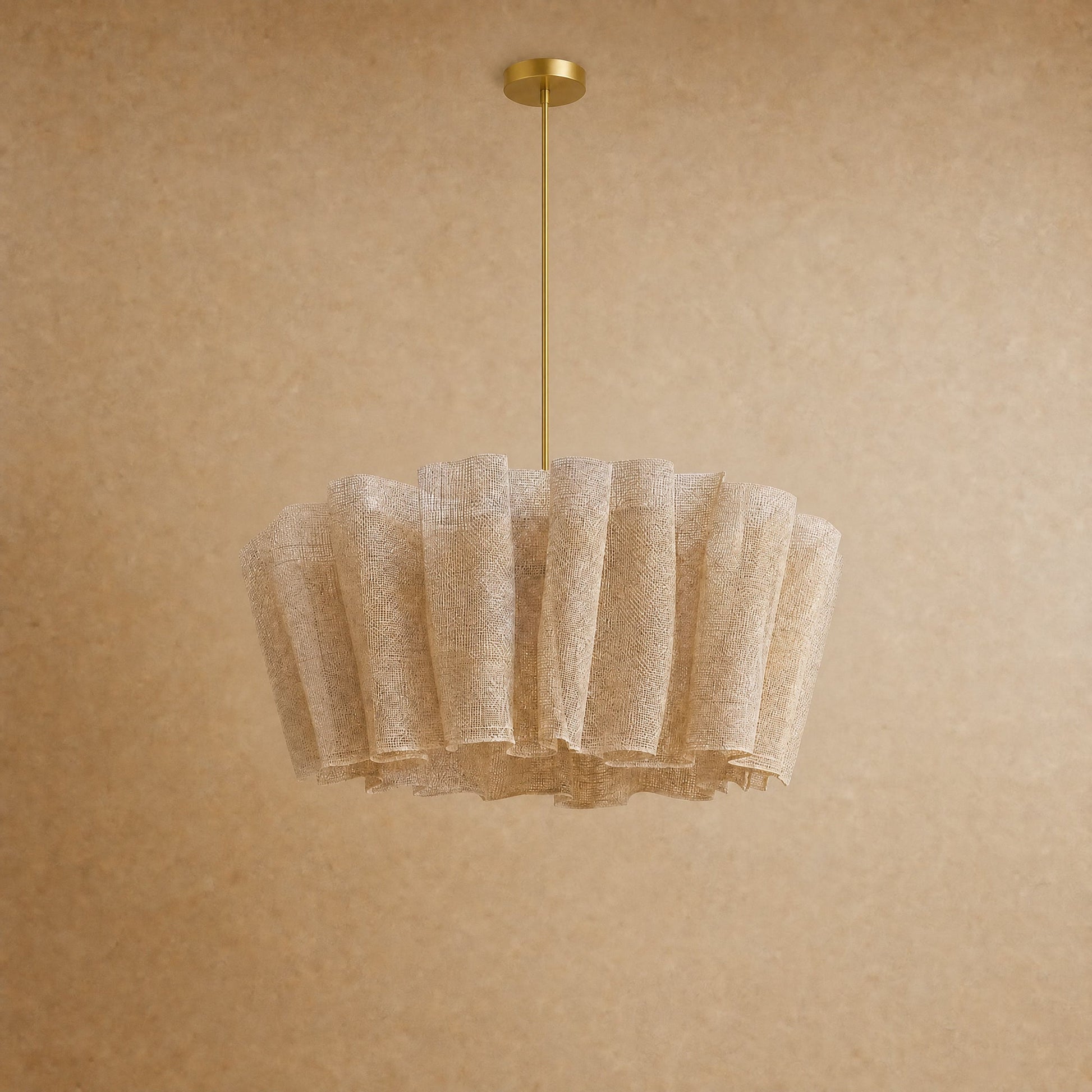 Suspension en tissu Rinaya sur tige dorée 120 cm, packshot studio | Delvanie