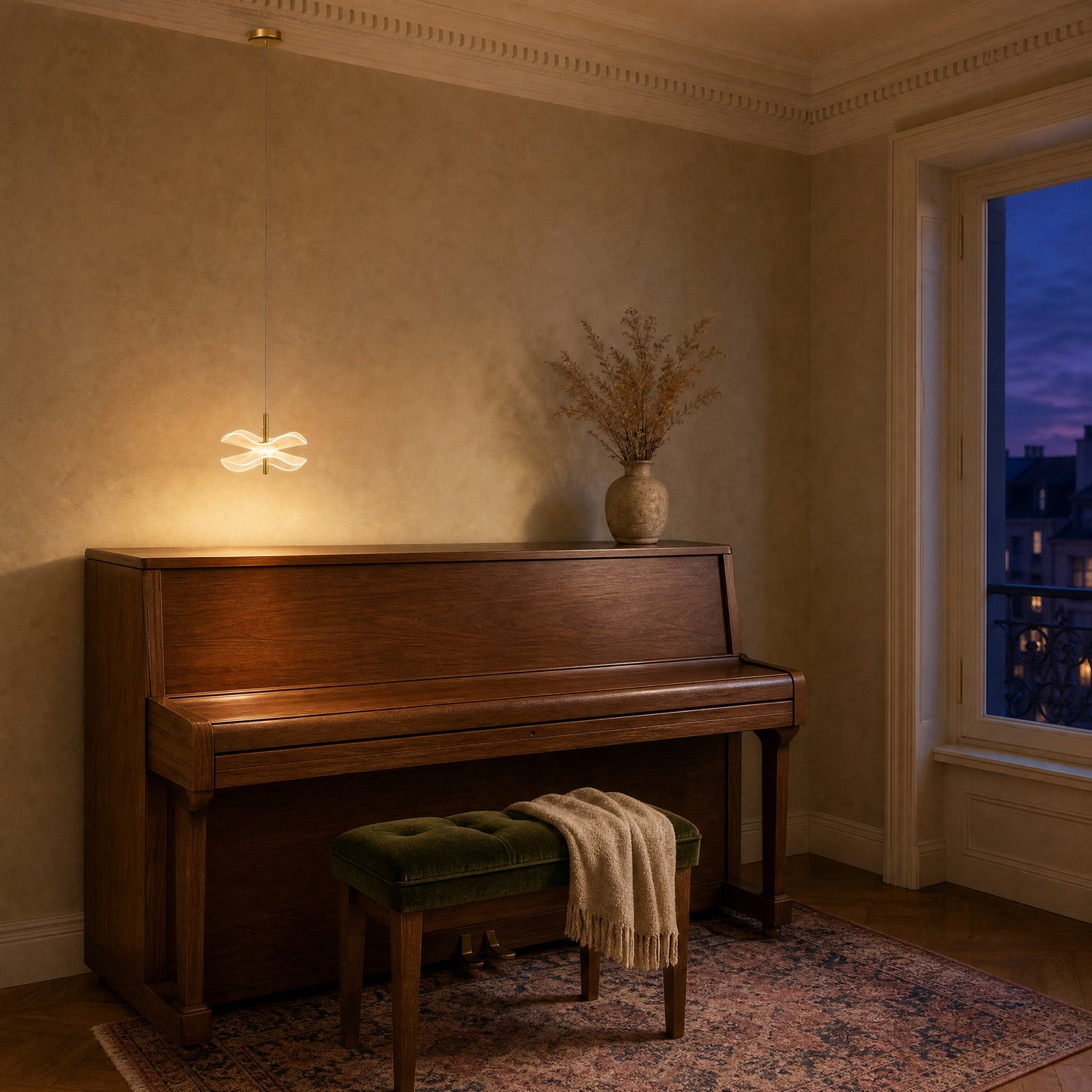 Suspension fleur Ninfélis allumée au-dessus d'un piano droit en noyer au crépuscule | Delvanie