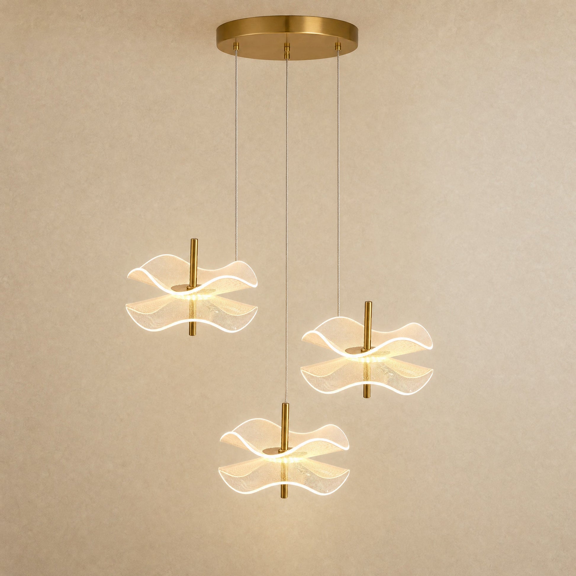 Suspension fleur Ninfélis en configuration trois têtes suspendues à hauteurs décalées | Delvanie