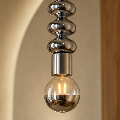 Détail des perles chromées et du globe demi-miroir allumé de la suspension Tamayu | Delvanie
