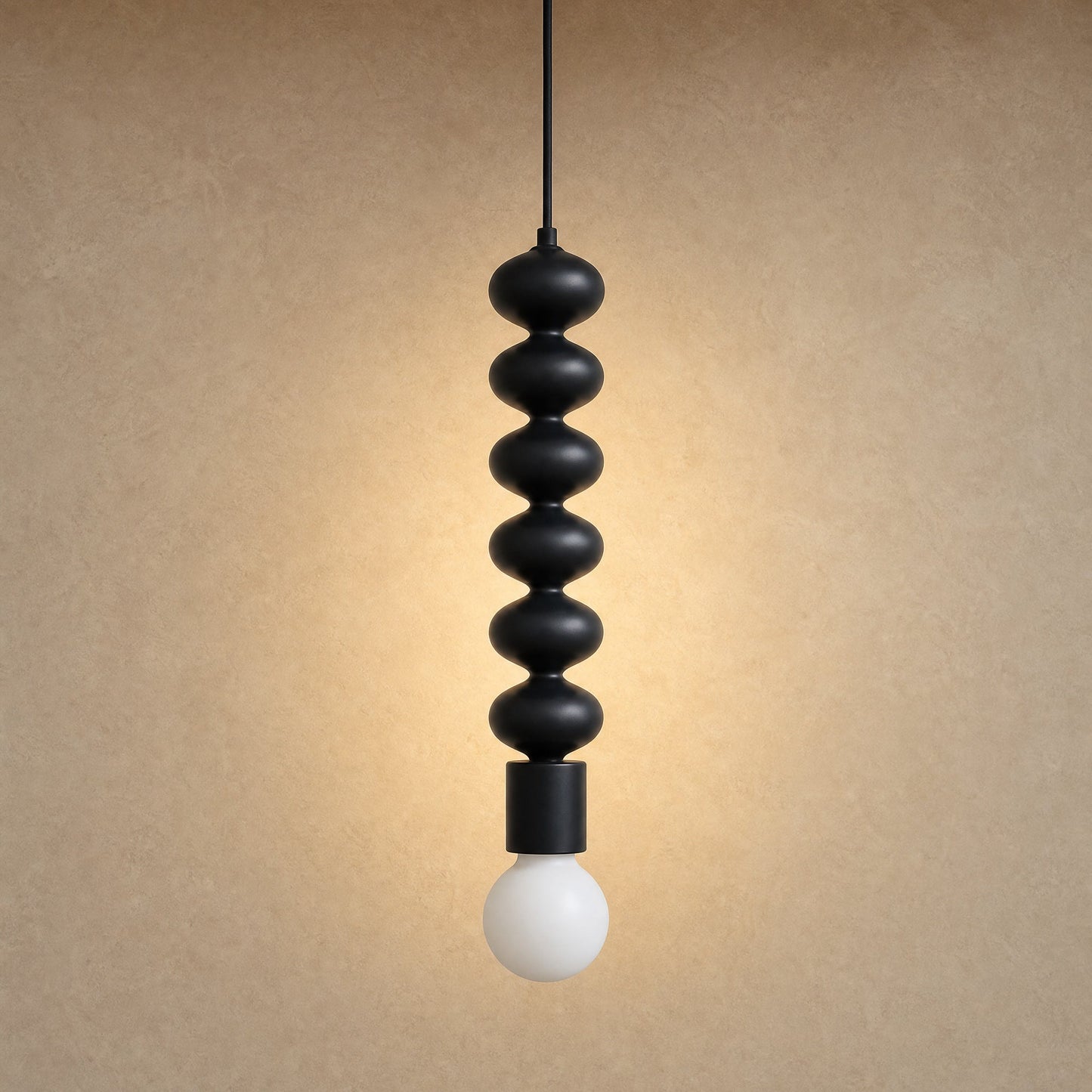 Suspension métal noir Tamayu, colonne de six perles noir mat et globe opale | Delvanie