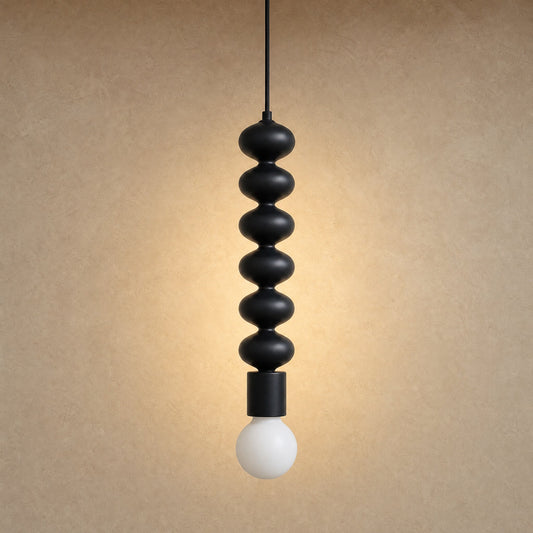 Suspension métal noir Tamayu, colonne de six perles noir mat et globe opale | Delvanie