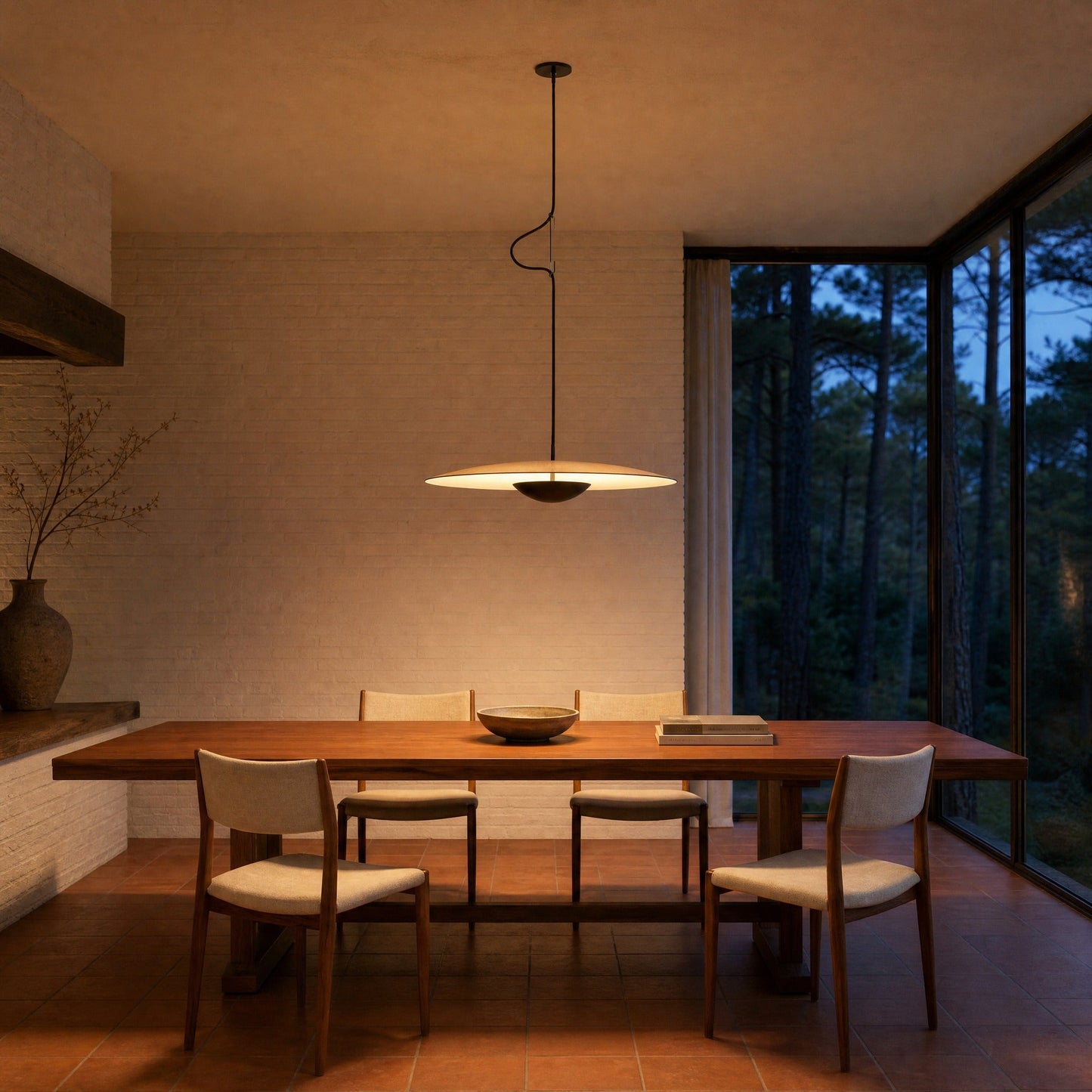 Suspension effet bois allumée au-dessus d'une table de teck dans une salle à manger d'architecte | Delvanie