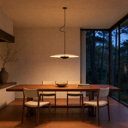 Suspension effet bois allumée au-dessus d'une table de teck dans une salle à manger d'architecte | Delvanie