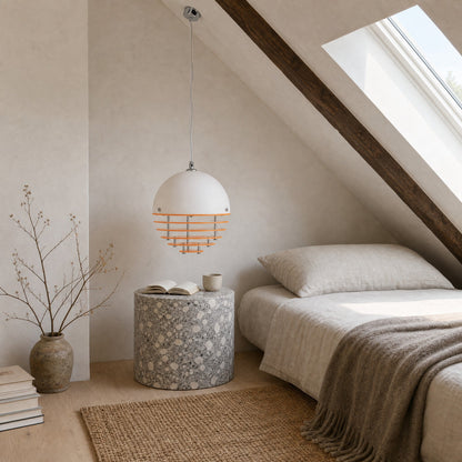 Suspension orange Ambrino en lampe de chevet dans une chambre sous rampant, table en granito | Delvanie