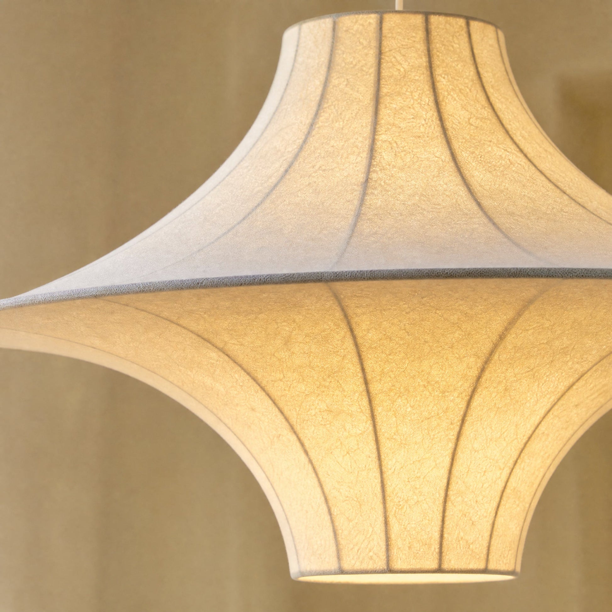 Détail du bord plat et du tissu écru nervuré de la suspension allumée | Delvanie